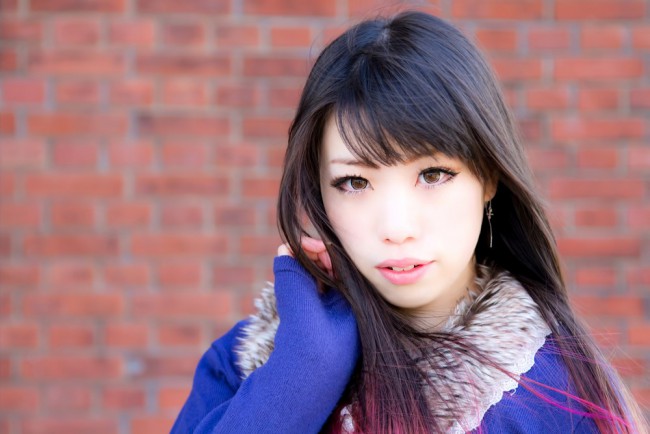 髪をかきあげる女性
