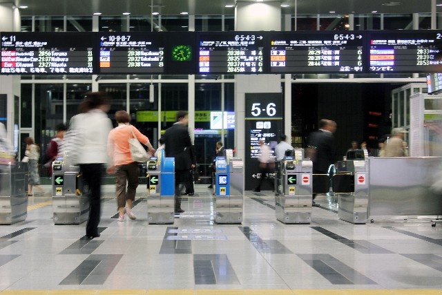 電車通勤で座れたり満員電車だったり日によって違う