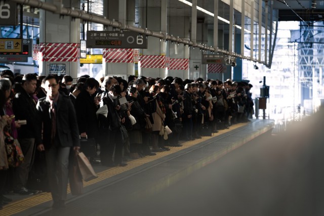 電車通勤で座れないし、満員電車でギュウギュウ