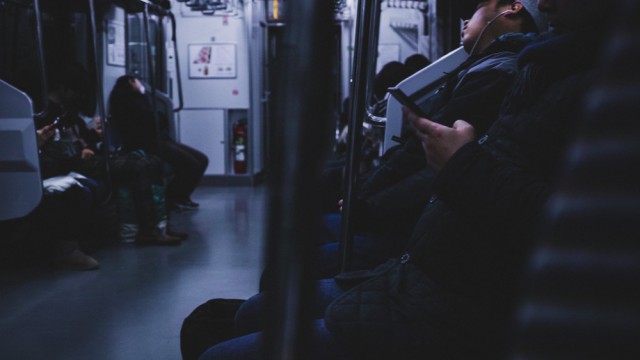 電車通勤で座れないけど身動きはラクラクできる