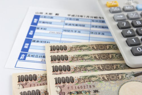 年収300万円以上！？女性も年収が重視される時代