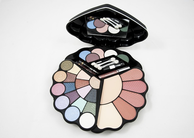 eyeshadow-682997_640