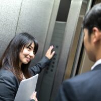 アイコンタクトから恋愛に発展する 目が合うときの心理を男女別に解説 Light Up ライトアップ