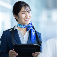 <span class="title">CAの婚活は難しい？客室乗務員が結婚相手と出会う方法や婚活のコツ</span>